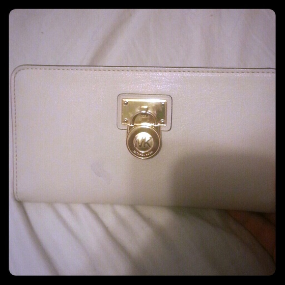 Michael Kors Clutches & Wallets - SOLD! 🎆🎉Michael kors Hamilton zip around wallet