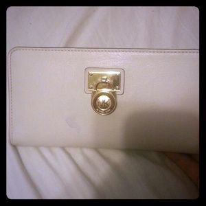 SOLD! 🎆🎉Michael kors Hamilton zip around wallet