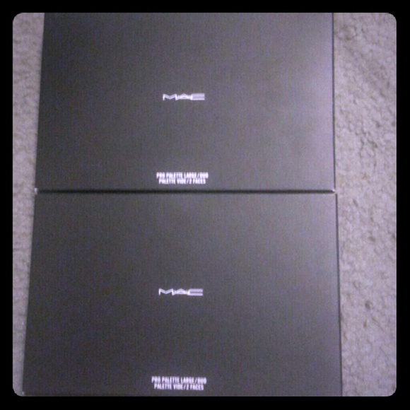 🎉TRADED!🎉2 Mac pro palette large duo