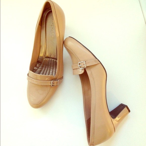 Mid heel dress shoes