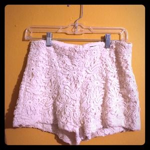 White lace shorts (zip-up)