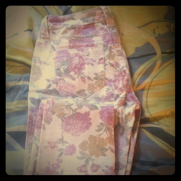 Floral skinny jeans never worn, in great condition