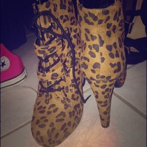 Lepord ankle booties