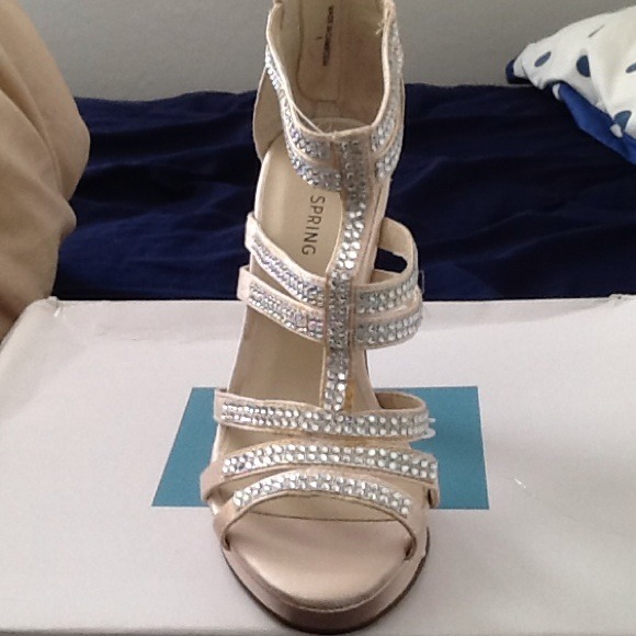 NWT beautiful heels - Picture 2 of 4