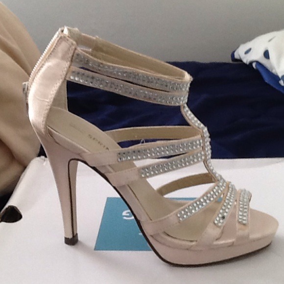 NWT beautiful heels - Picture 3 of 4