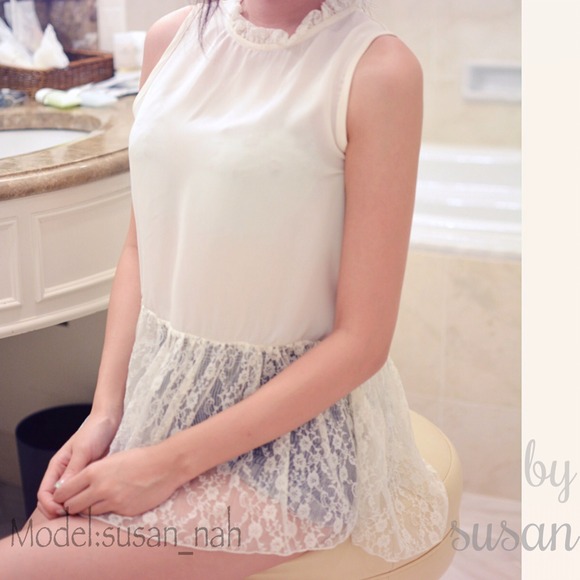 MOVING SALE White lace turtle neck  top - Picture 2 of 4