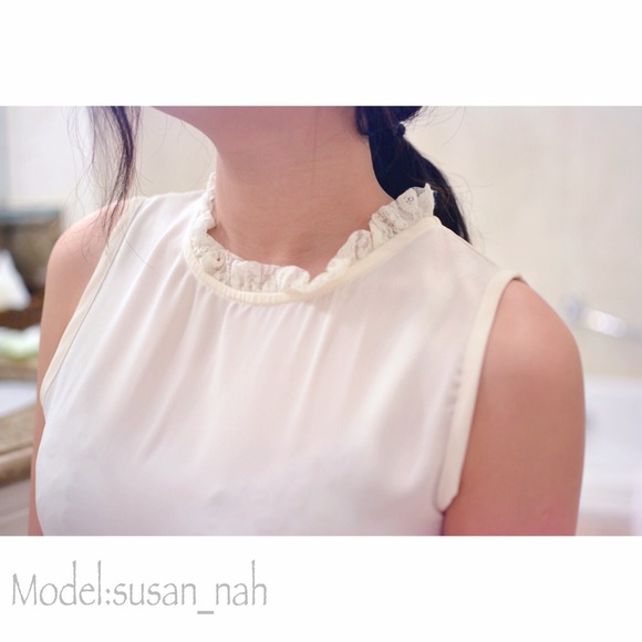 MOVING SALE White lace turtle neck  top - Picture 3 of 4