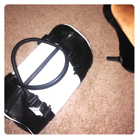 Black and White Color-block Handbag 🎲