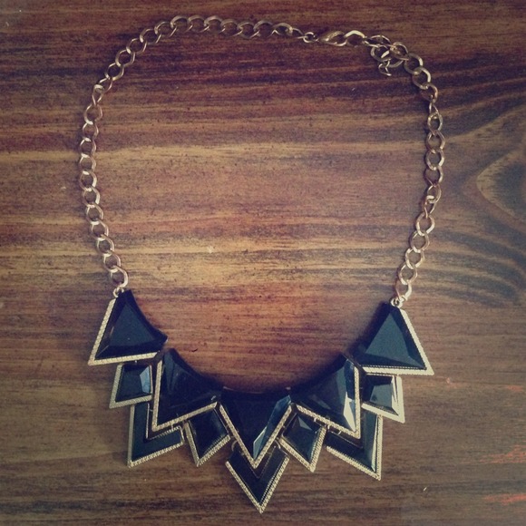Statement necklace - black triangles