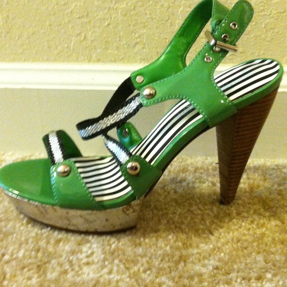 Heels - Picture 3 of 3