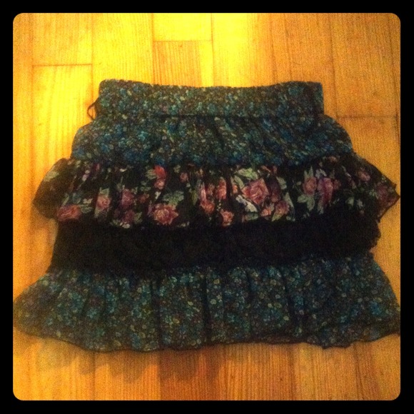 Flowy skirt whit printed flowers