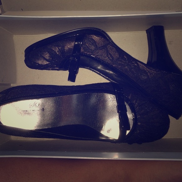 Size 7.5 black/beige lace heels