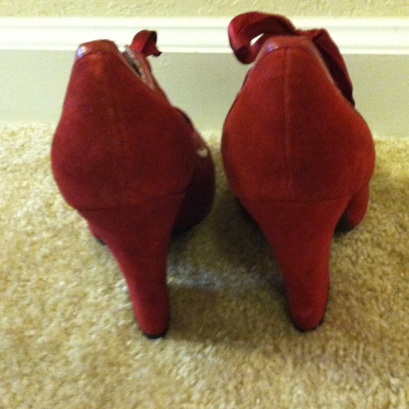 Heels - Picture 3 of 3