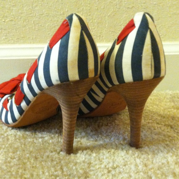 Heels - Picture 3 of 3