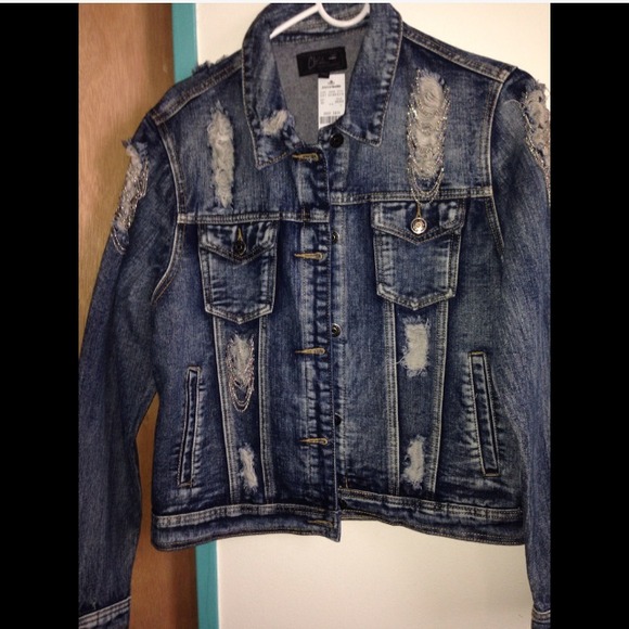 Jean jacket rip  style with chain .