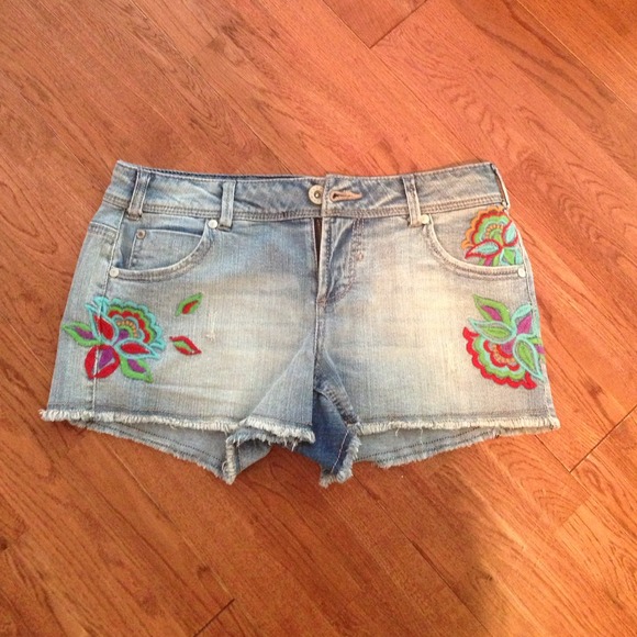 Embroidered cut off jean shorts frayed