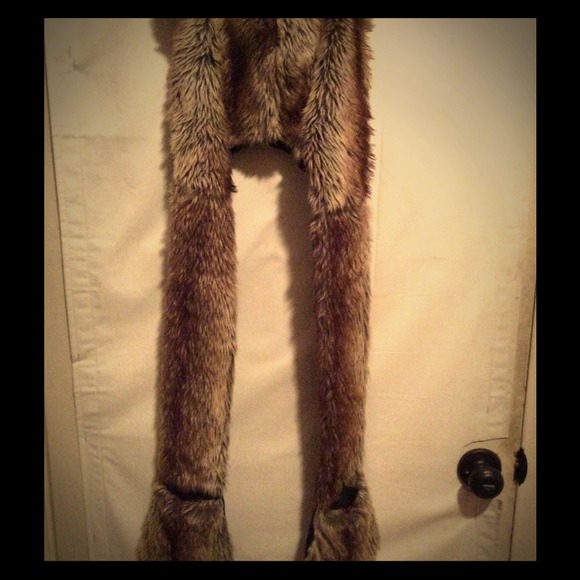 Animal beanie with hand paw inserts