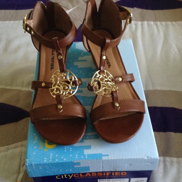 Nice classified shoes 1 inch heel very cute