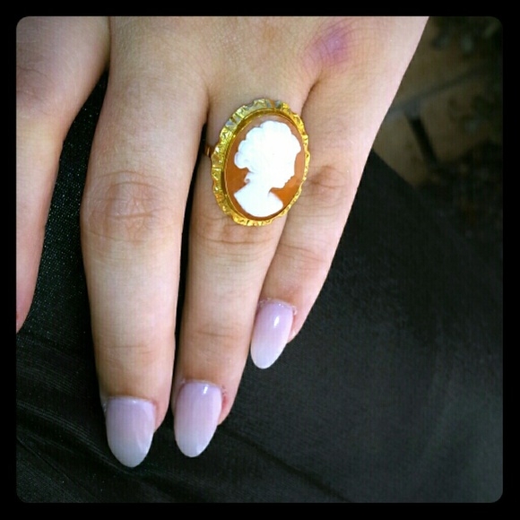 💕SOLD💕 Gorgeous cameo Ring..lightweight