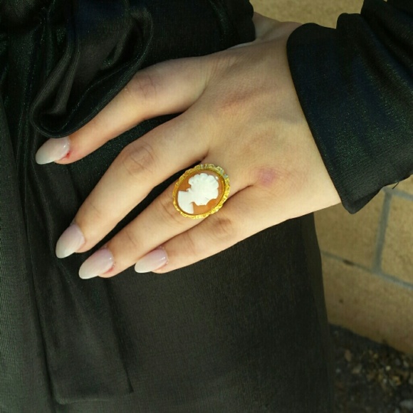 💕SOLD💕 Gorgeous cameo Ring..lightweight - Picture 2 of 2