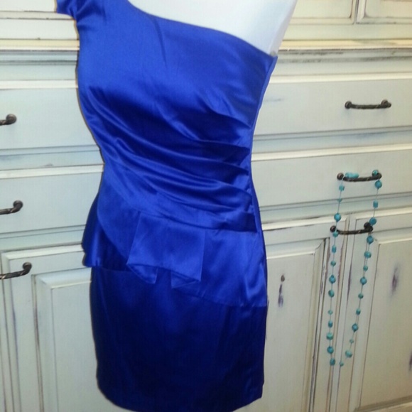 💝 HOST PICK 10/05 ✨STUNNING BLUE ONE-SHOULDER!✨ - Picture 4 of 4