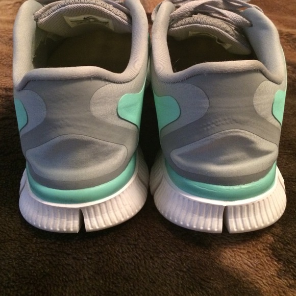 Nike free runs👌 like new only wore once. - Picture 3 of 4