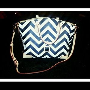 Dooney & Bourke chevron handbag 🎉👜🎀