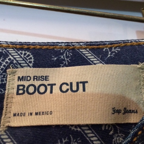 Gap mid rise boot cut size 6