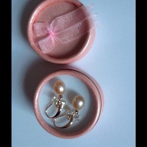 Classic pink pearls earrings