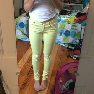 Yellow mid-waisted skinny jeans