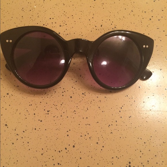 Round/cateye sunglasses