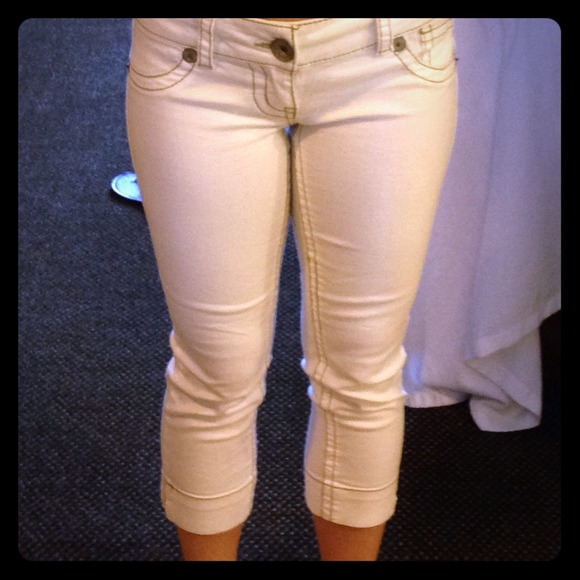 Jolt white capris! 👍