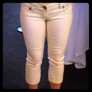 Jolt white capris! 👍