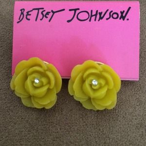 Yellow rose studs