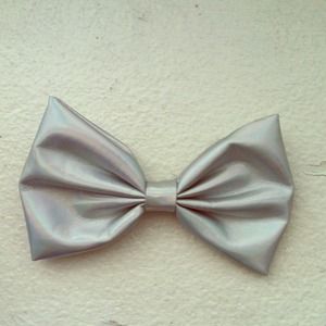Holographic Bow
