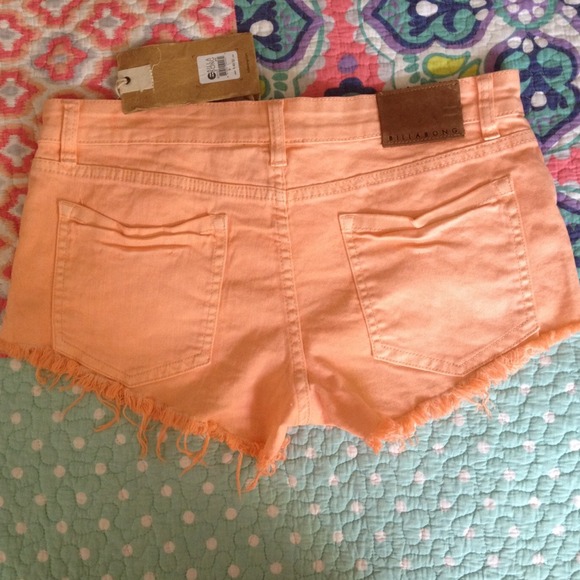 ❌SOLD❌Billabong front tie peachy shorts - Picture 2 of 4