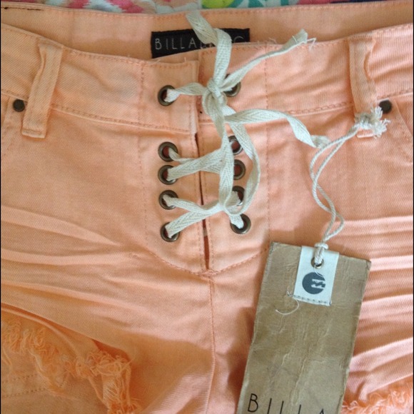 ❌SOLD❌Billabong front tie peachy shorts - Picture 3 of 4