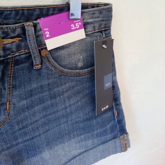 Medium Wash Denim Shorts - Picture 4 of 4