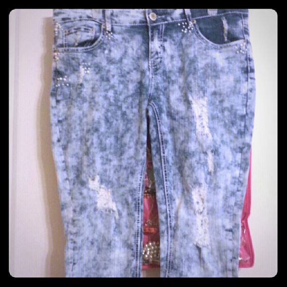 Distressed capri jeans with pearl accents.