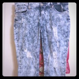 Distressed capri jeans with pearl accents.