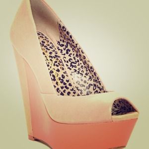 Three-tone blush wedges
