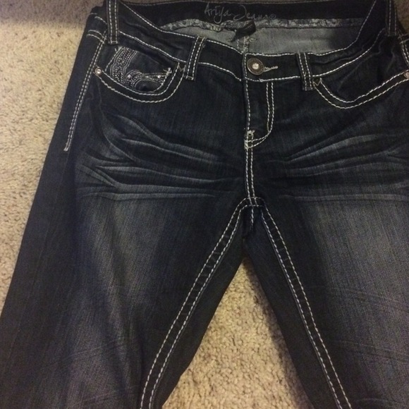 Skinny jeans with rhinestones on back pockets