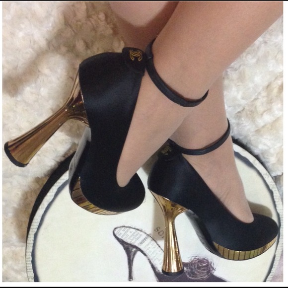 5⃣HP9/1-2,12/19,3/28.9/25Couture Chanel Gold Heels - Picture 2 of 4