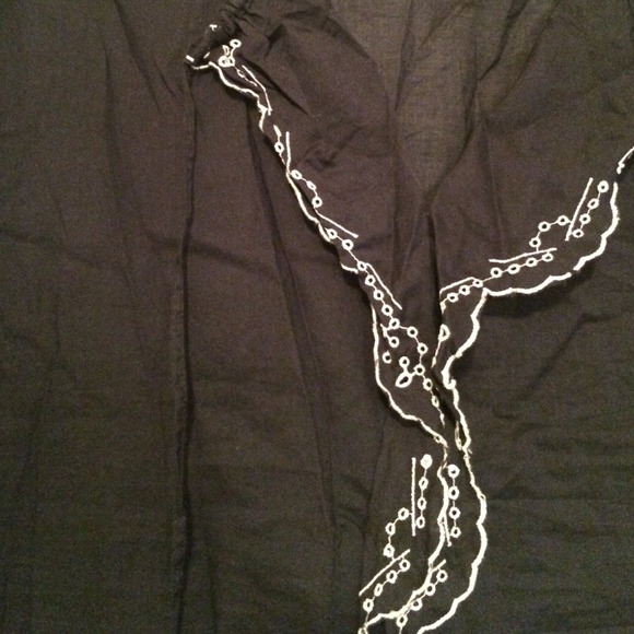 Sleeveless navy top with white accents👍🏻 - Picture 2 of 2