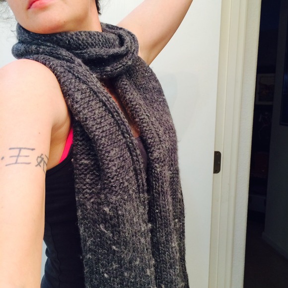 Grey and silver knit scarf - Picture 3 of 3