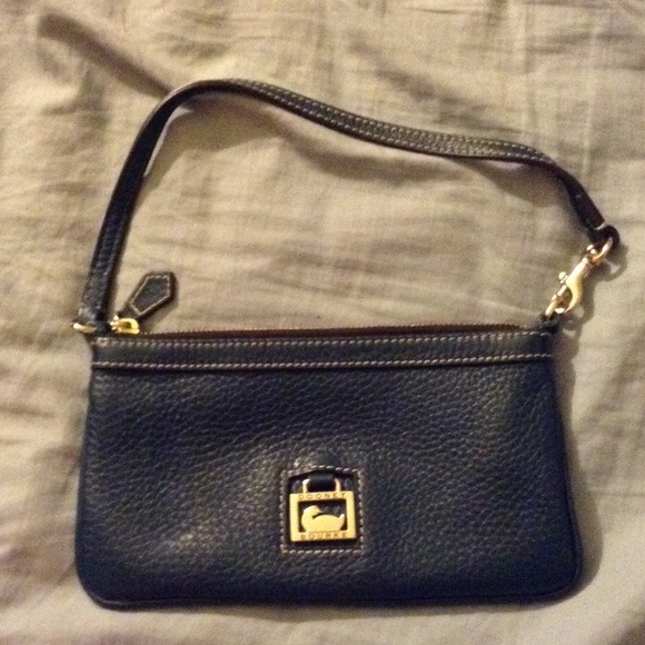 Dooney bourke wristlet