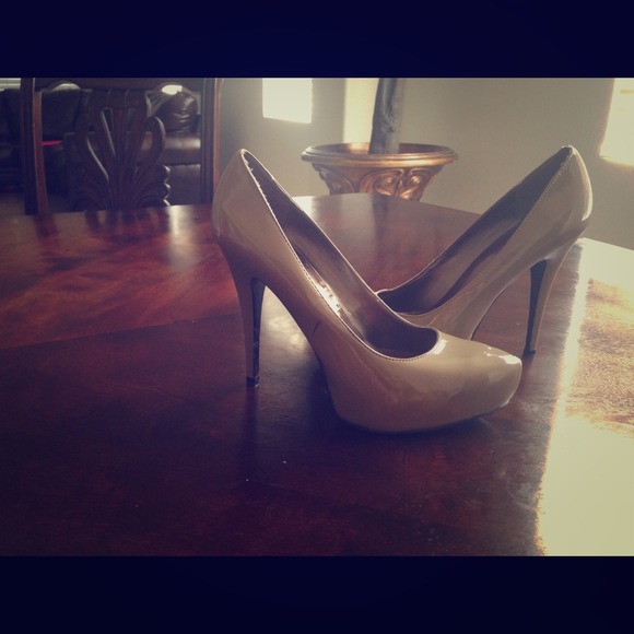 Carlos Santana patan leather beige pumps😍