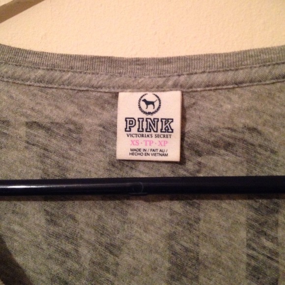 VS Pink t shirt with design on back - Picture 2 of 4