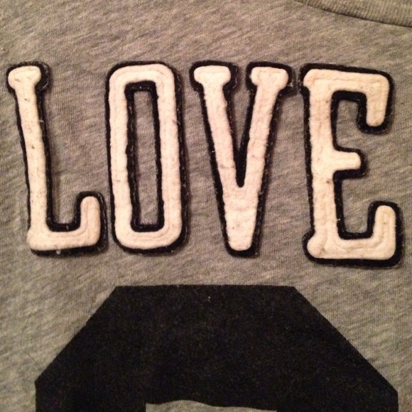 VS Pink t shirt with design on back - Picture 4 of 4