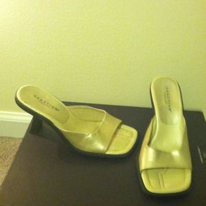 *New Listing* Gold Kenneth Cole Reaction Sandals